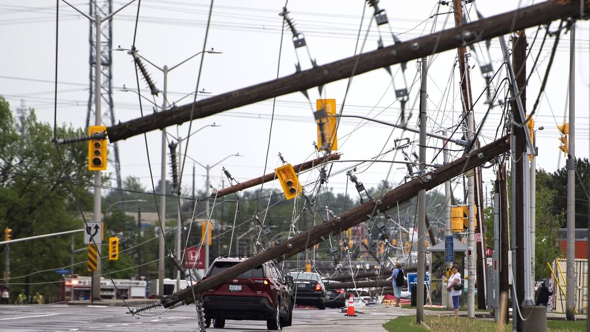 Bouře si v Kanadě vyžádala čtyři oběti, 900 tisíc domácností bez proudu